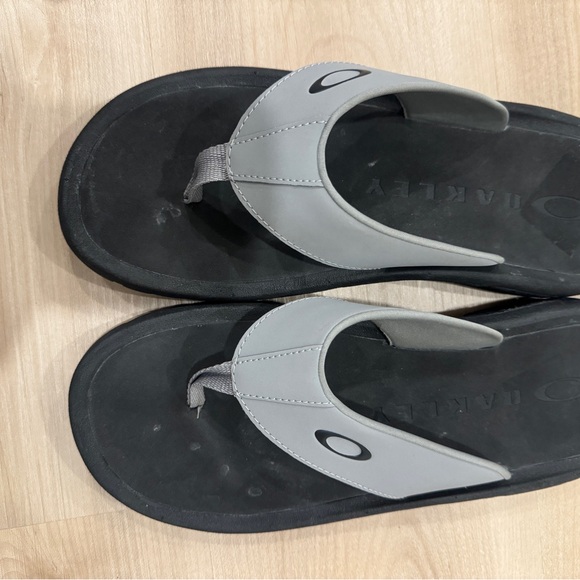 Men’s Oakley size 11 Thong sandals grey and black like new Super Coil 2.0 - Picture 5 of 5